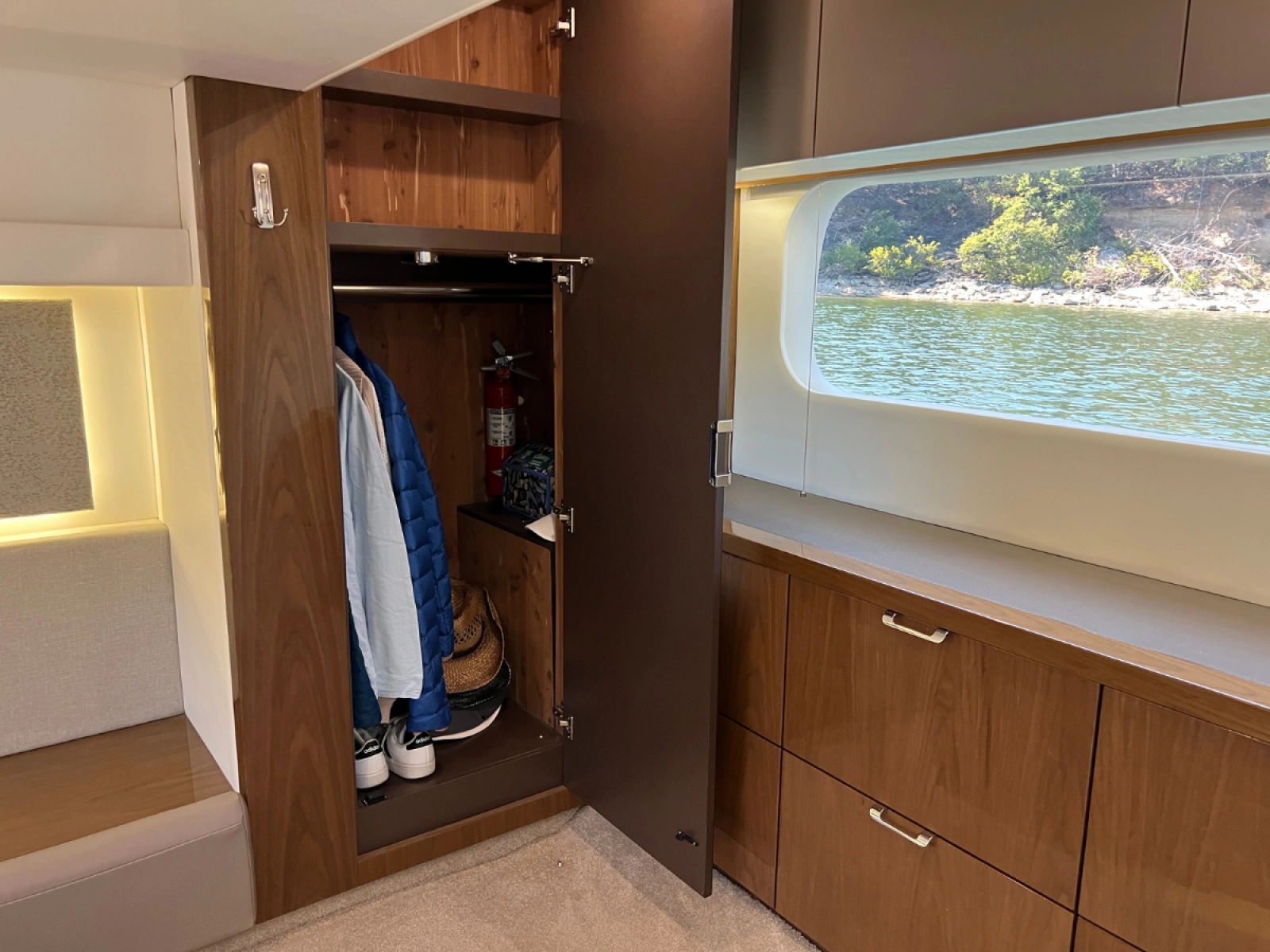 2018 Sea Ray FLY 520