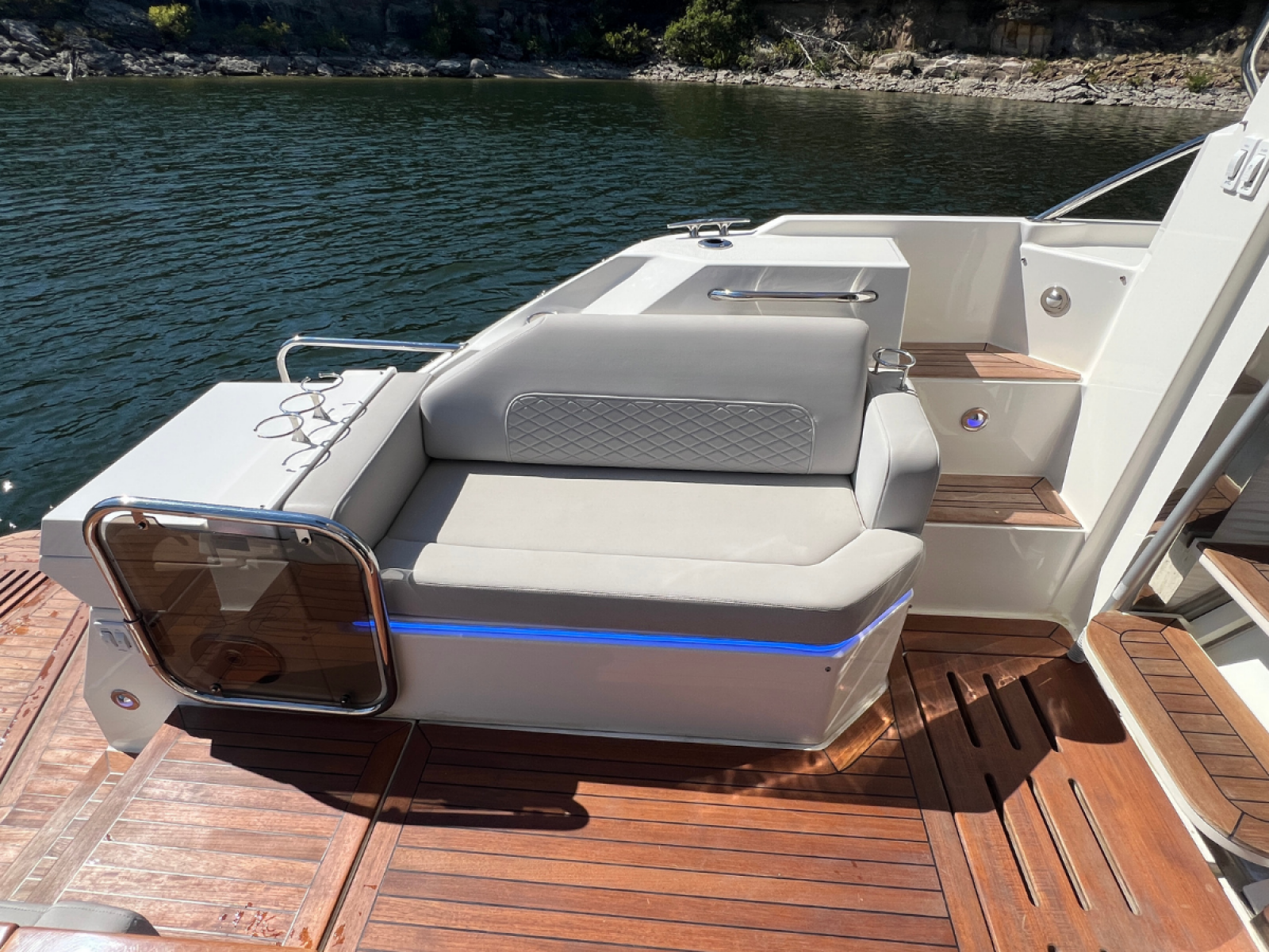 2018 Sea Ray FLY 520