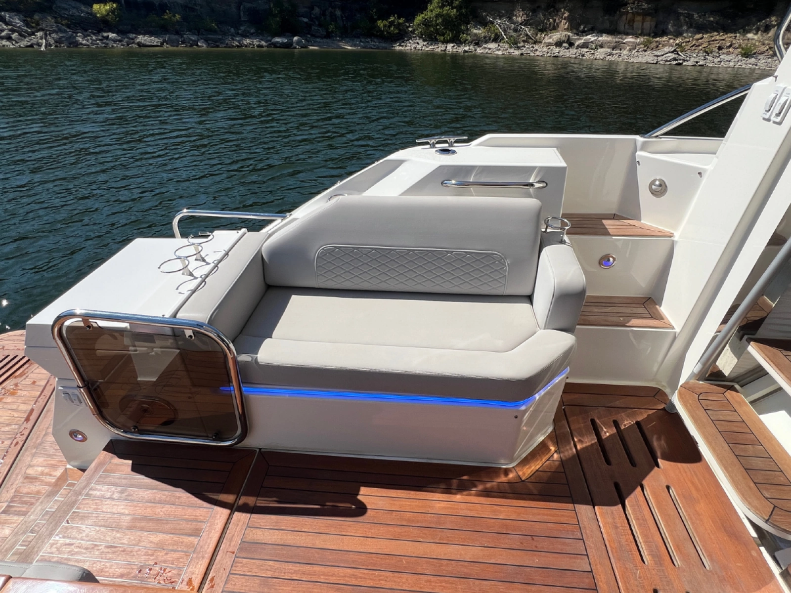 2018 Sea Ray FLY 520