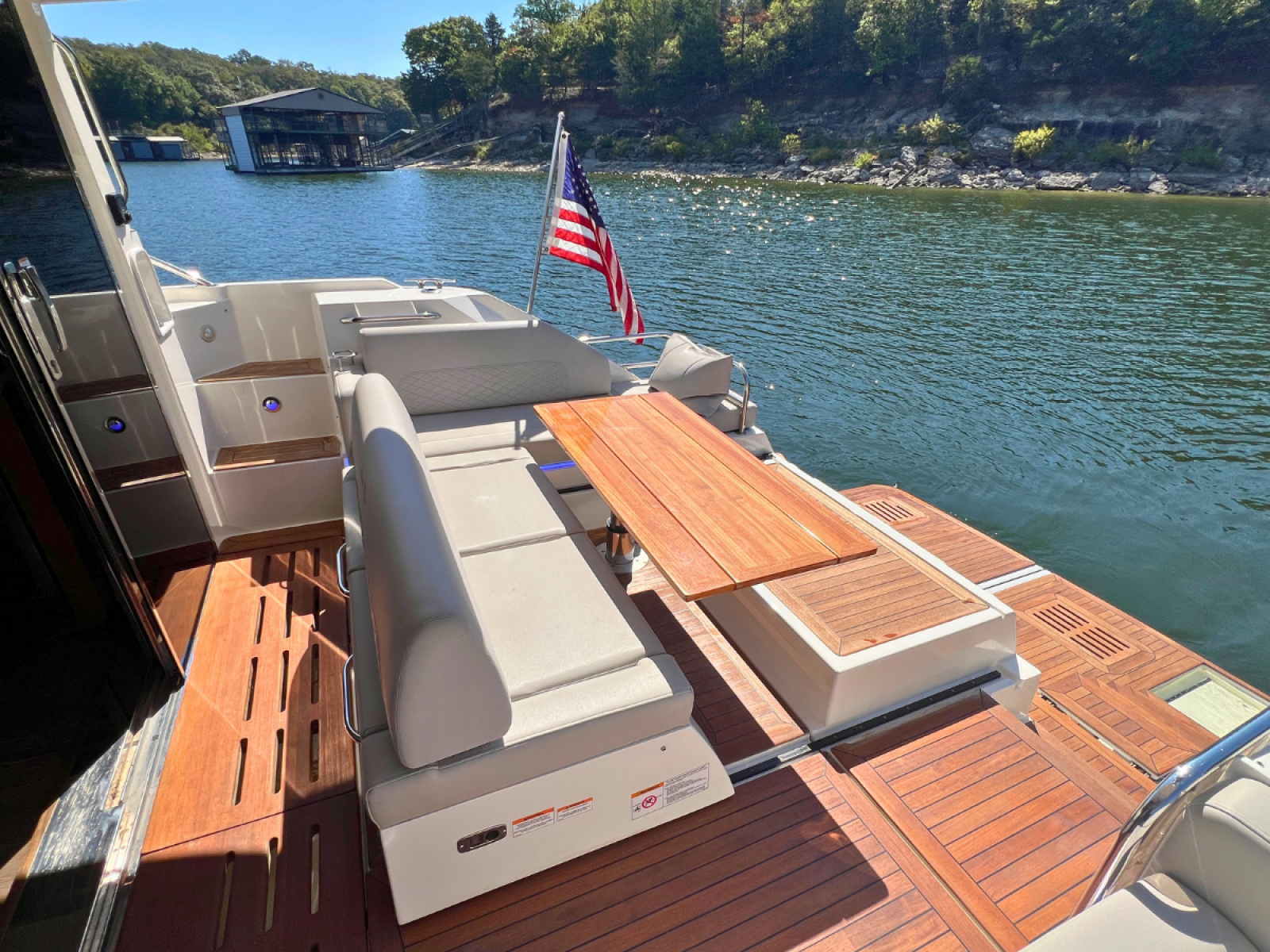 2018 Sea Ray FLY 520