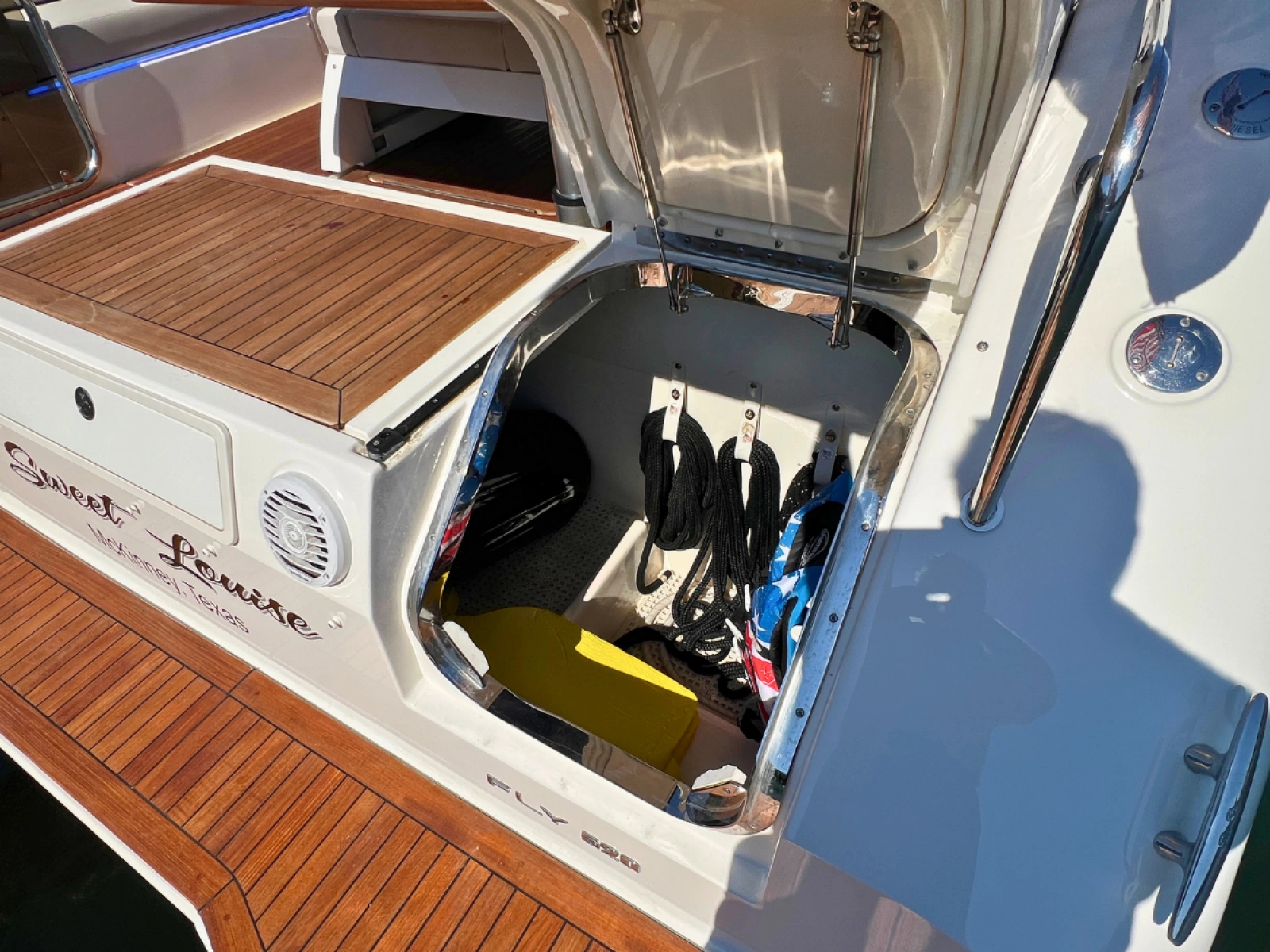 2018 Sea Ray FLY 520