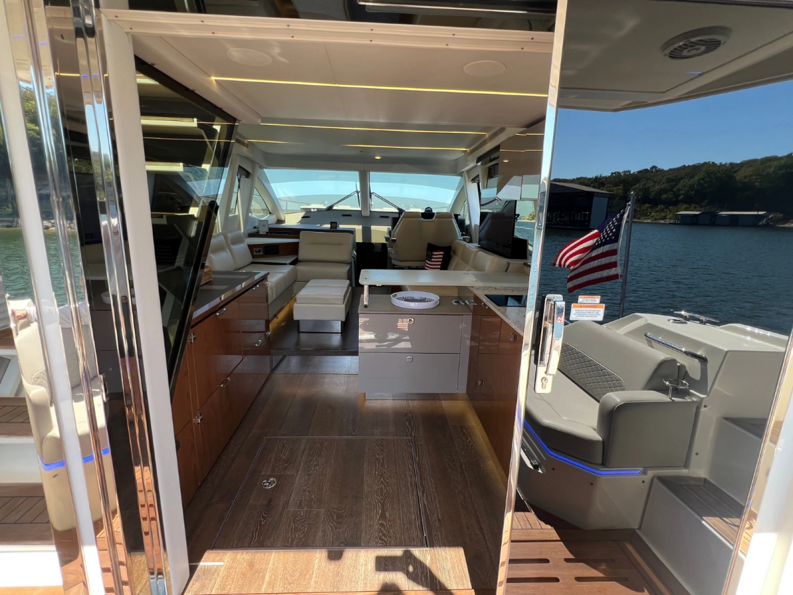 2018 Sea Ray FLY 520