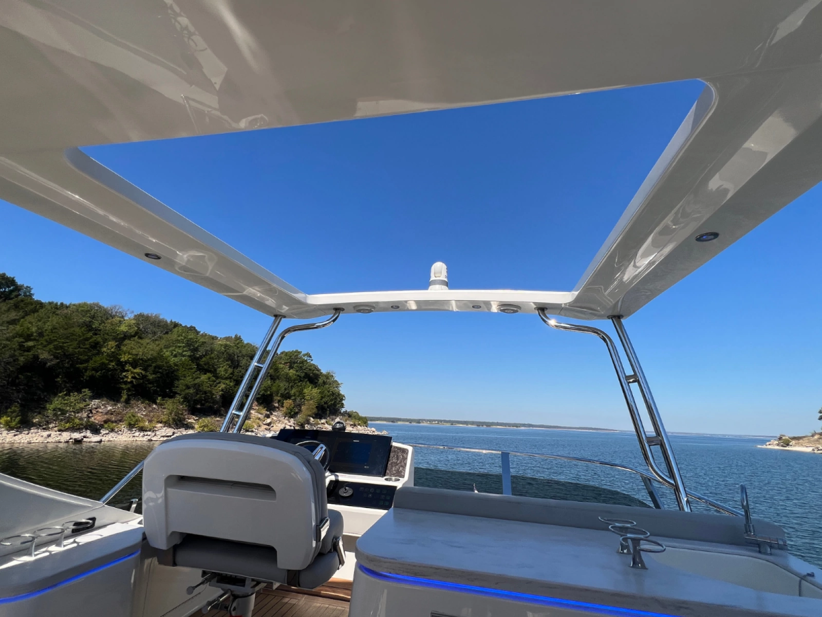 2018 Sea Ray FLY 520