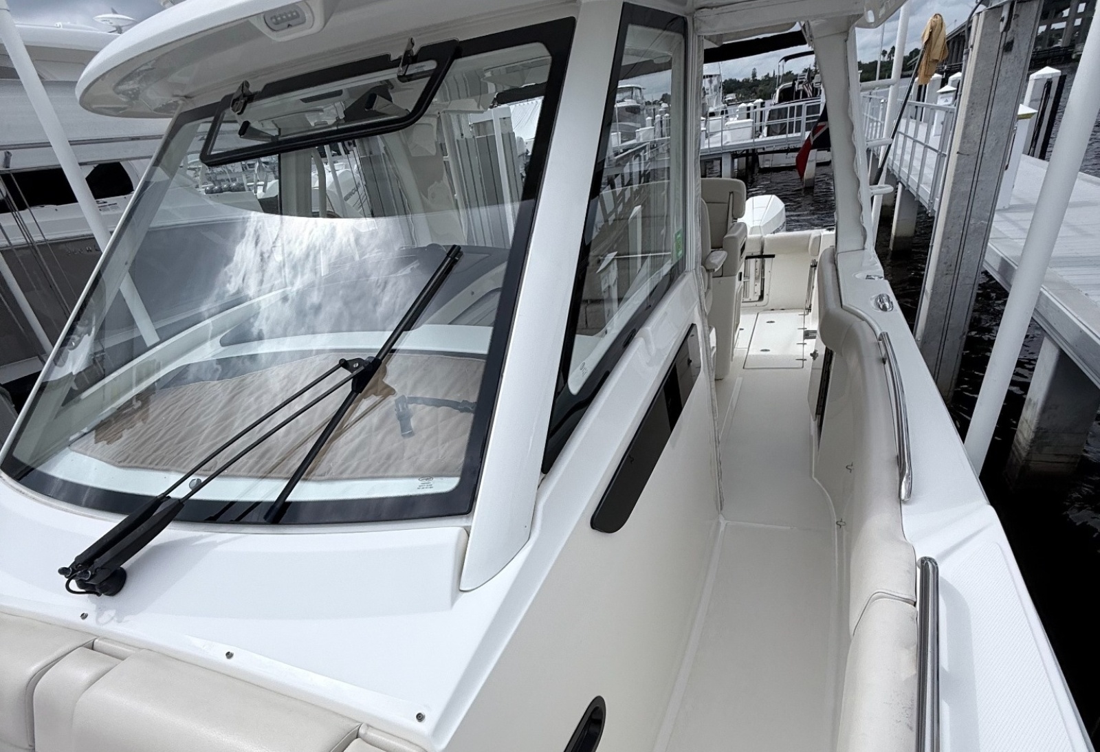 2023 Boston Whaler 350 Realm — T/T Figaro