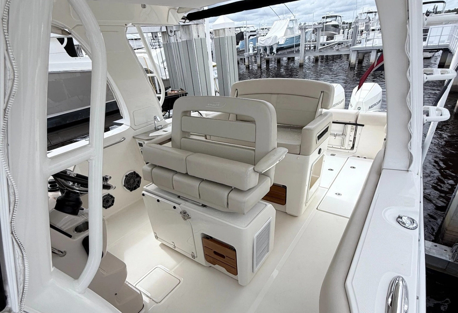 2023 Boston Whaler 350 Realm