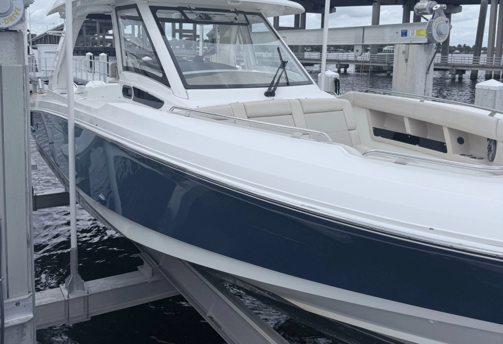 2023 Boston Whaler 350 Realm