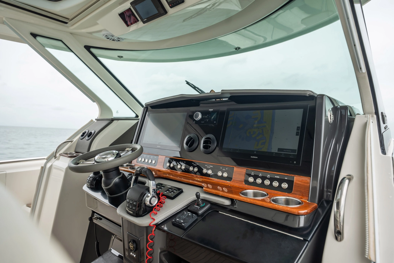 2021 Tiara Sport 43 LS
