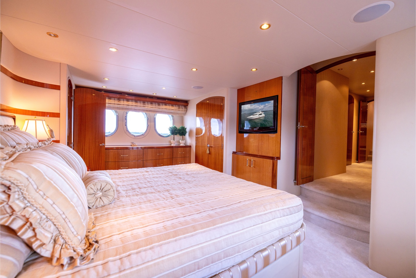 2005 Hatteras 80 Motor Yacht