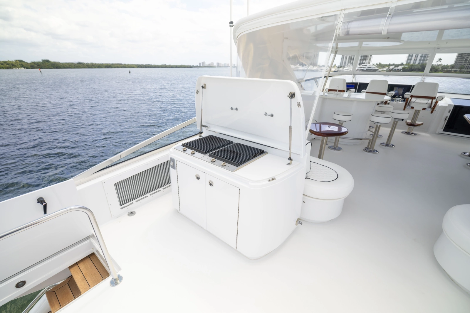 2005 Hatteras 80 Motor Yacht