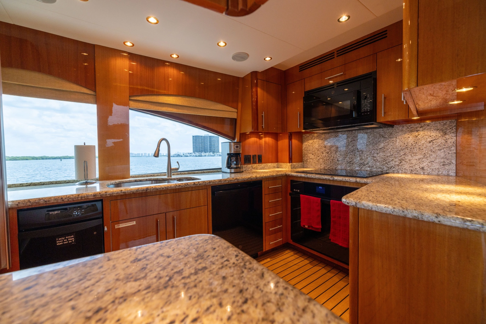 2005 Hatteras 80 Motor Yacht