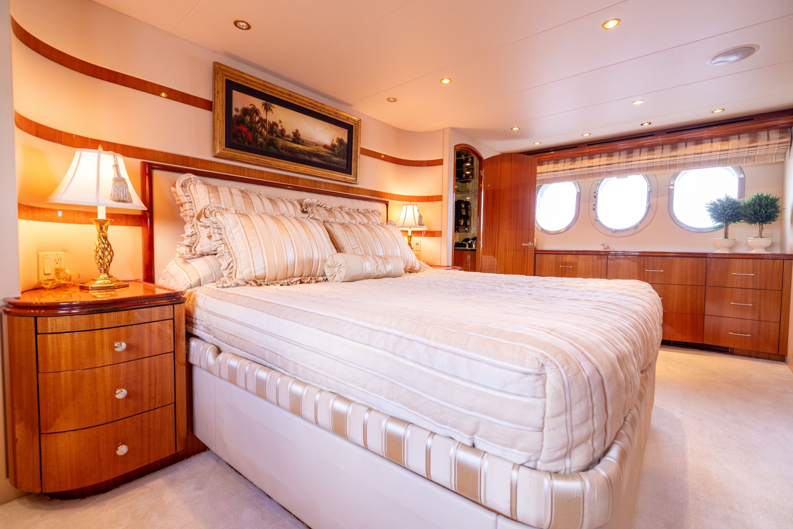2005 Hatteras 80 Motor Yacht