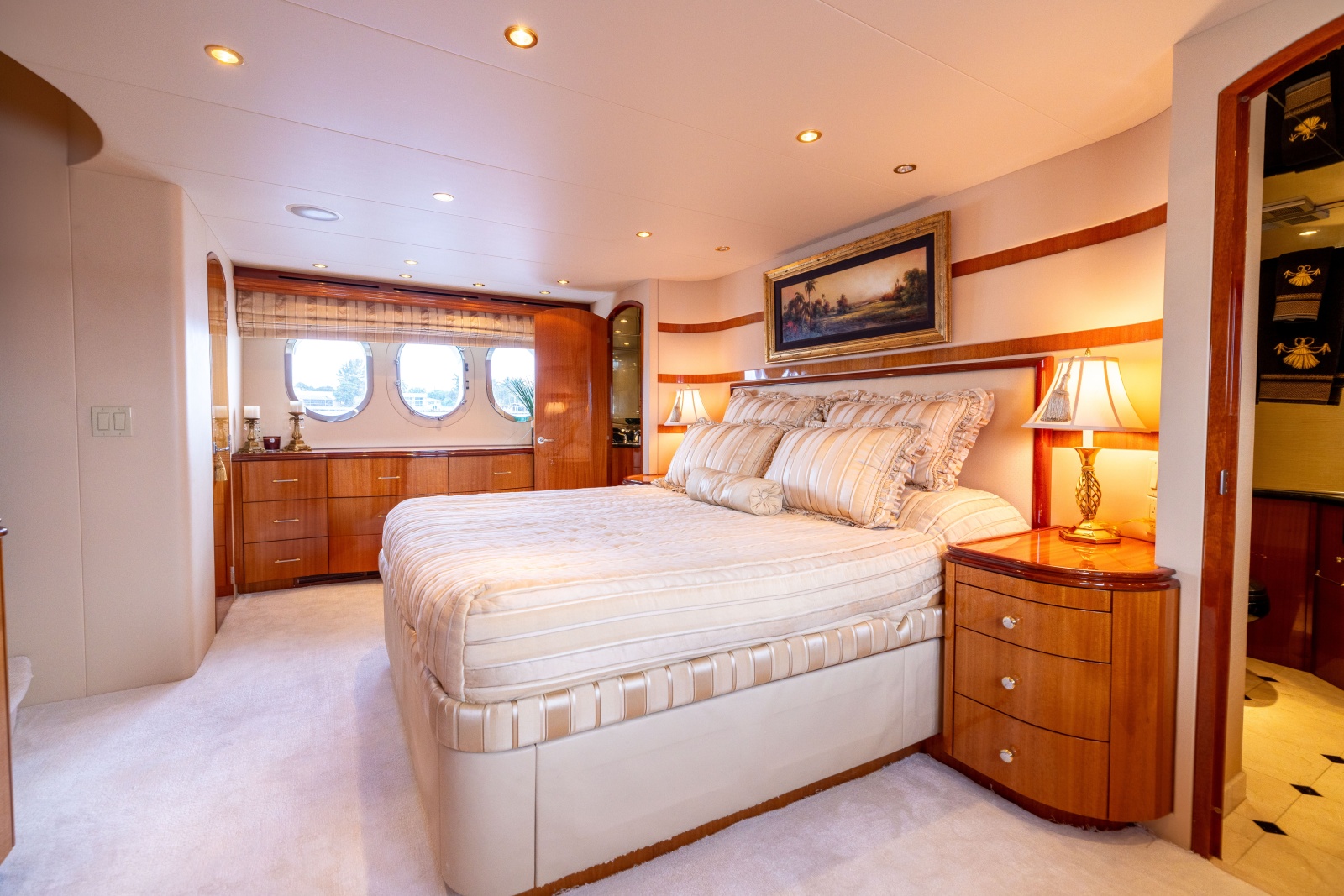 2005 Hatteras 80 Motor Yacht