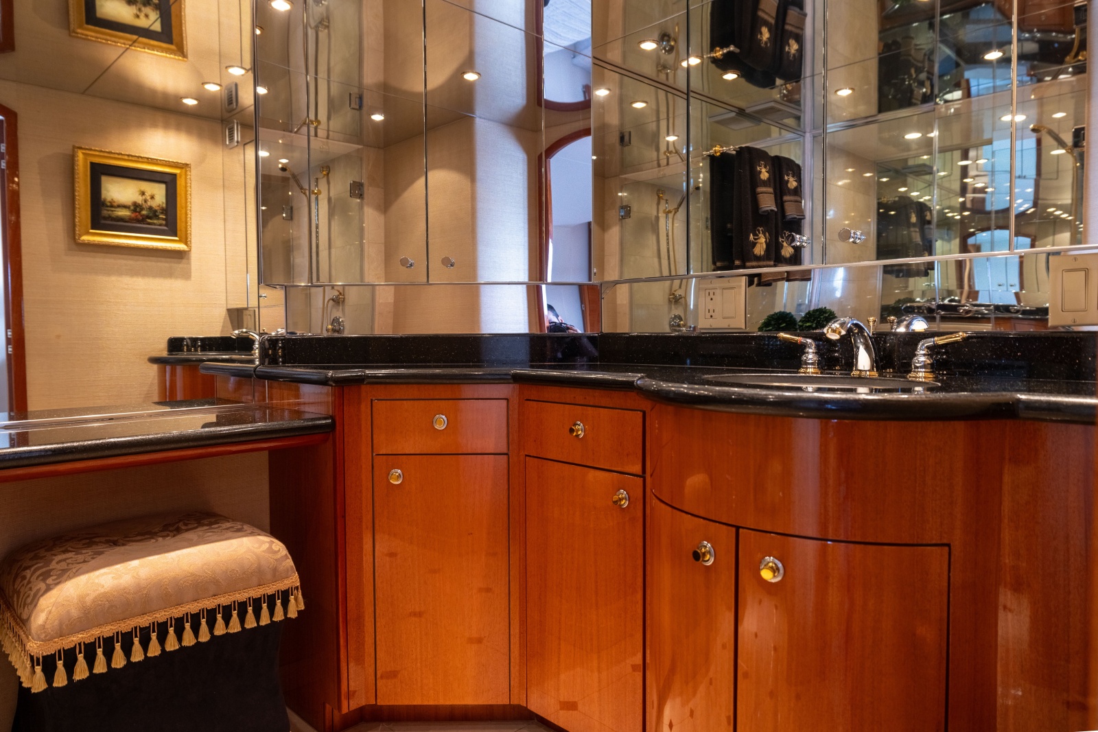 2005 Hatteras 80 Motor Yacht