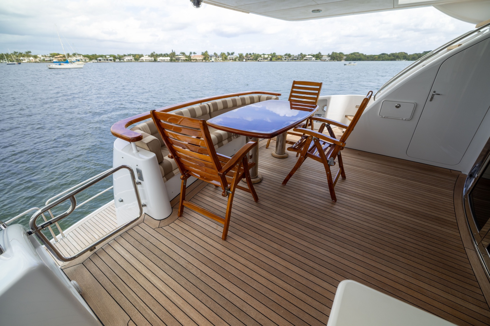 2005 Hatteras 80 Motor Yacht