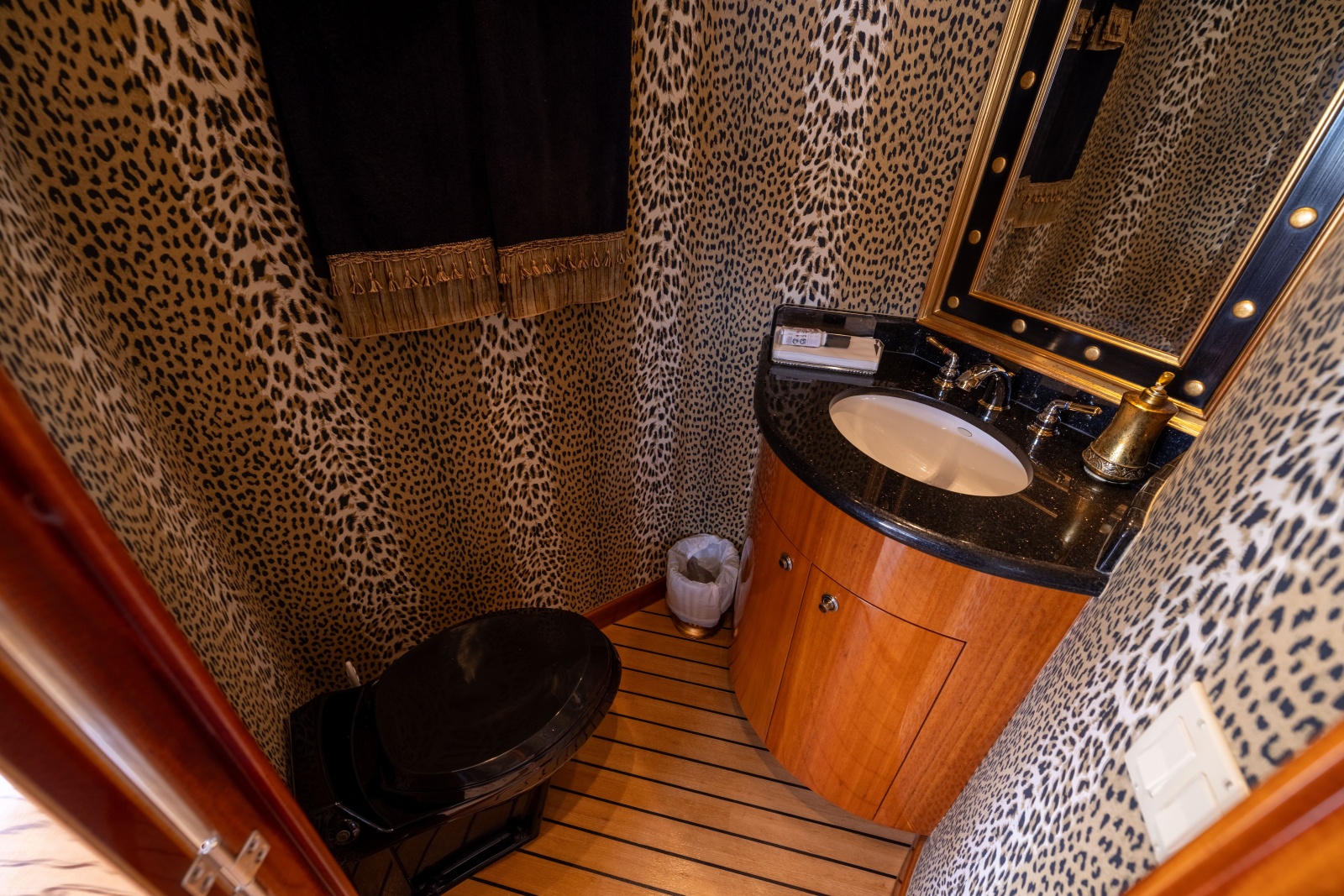 2005 Hatteras 80 Motor Yacht