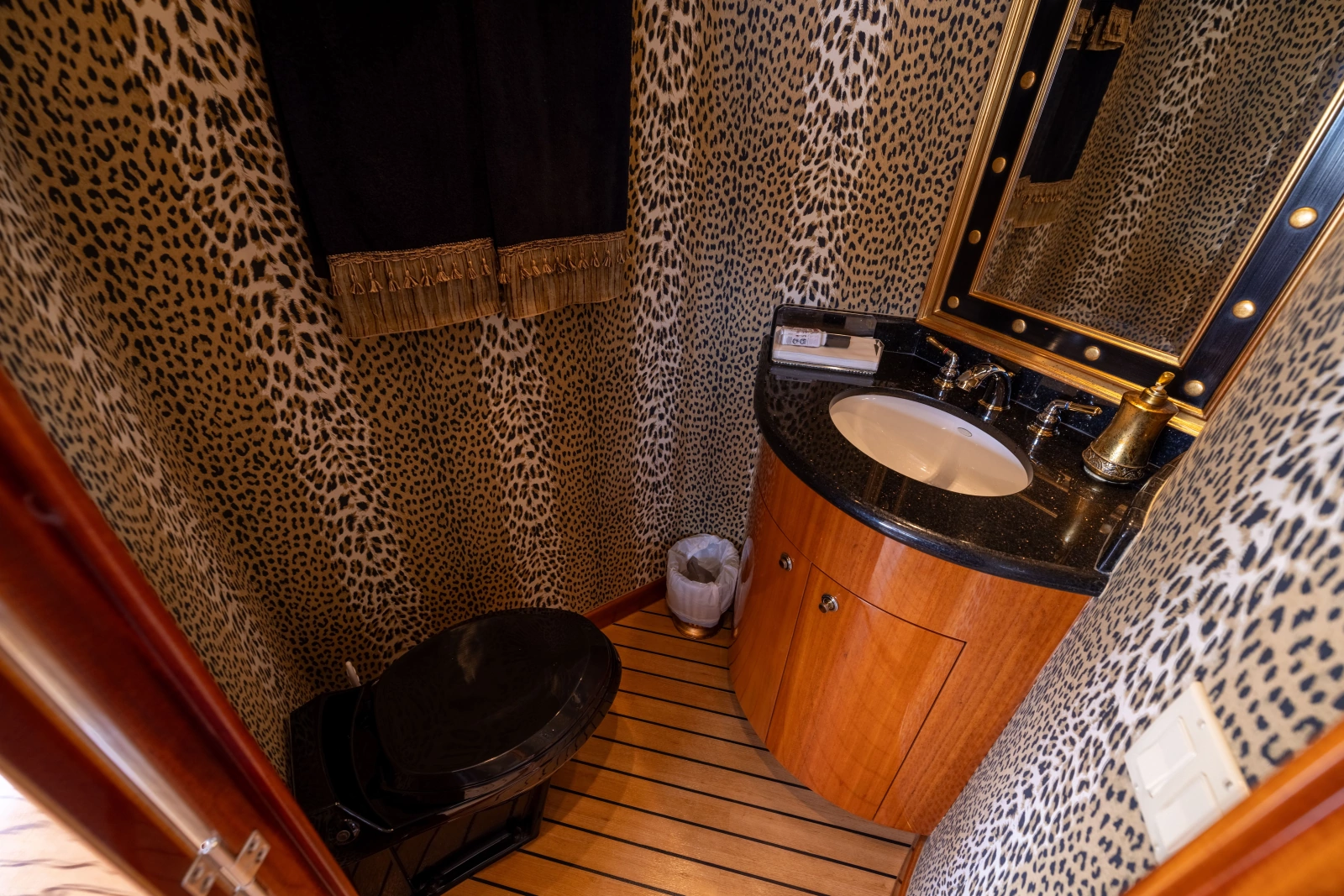 2005 Hatteras 80 Motor Yacht