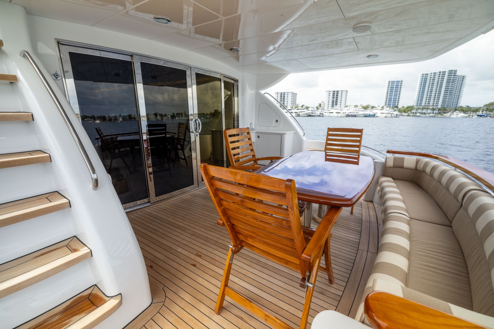 2005 Hatteras 80 Motor Yacht