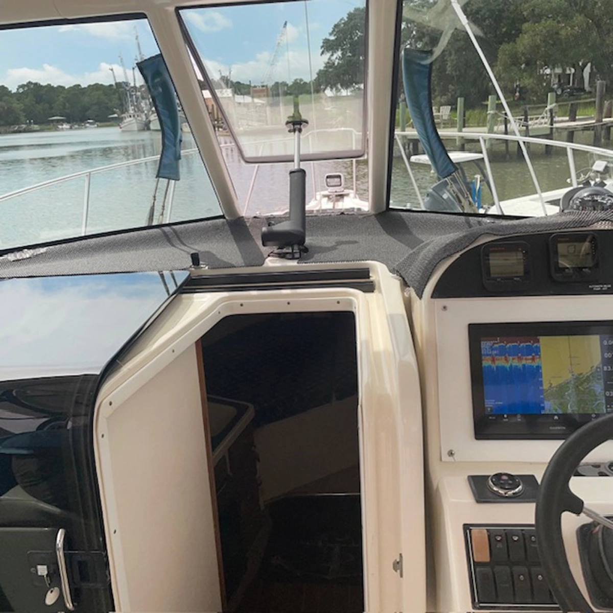 2005 Pursuit 3370 Offshore