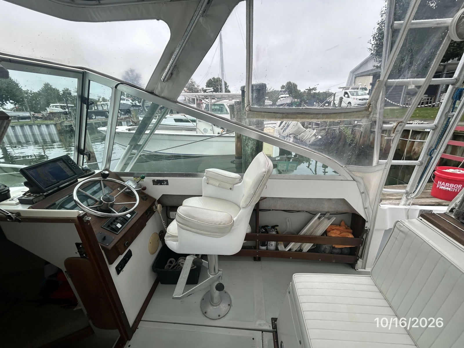 26' Shamrock helm starboard