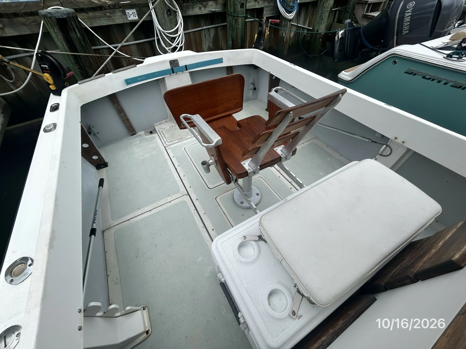 26' Shamrock cockpit aft