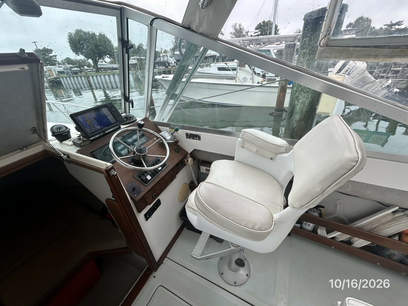 26' Shamrock helm1