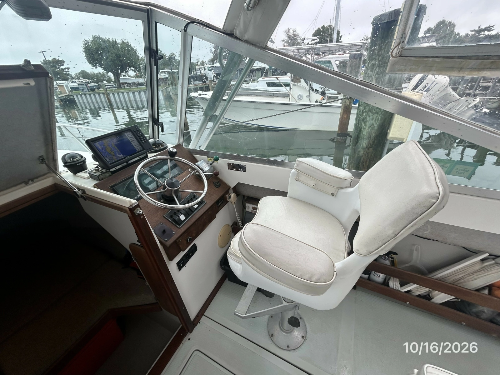 26' Shamrock helm1