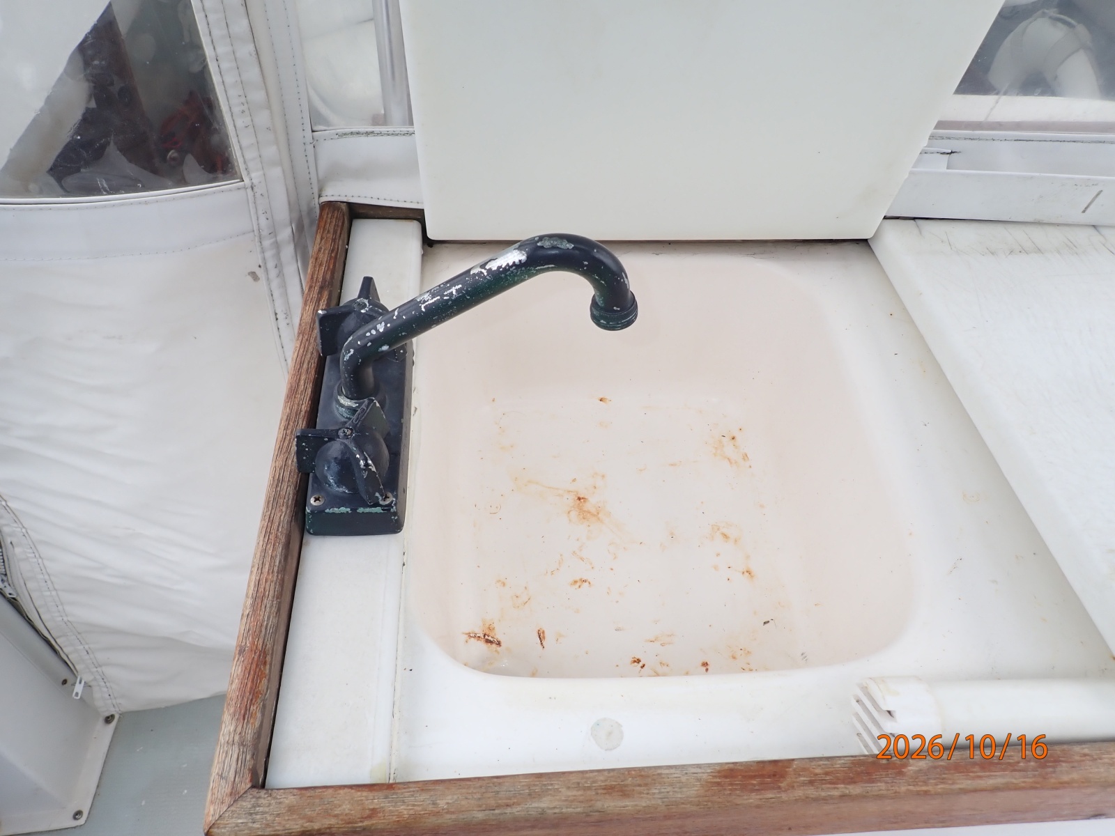 26' Shamrock cockpit sink