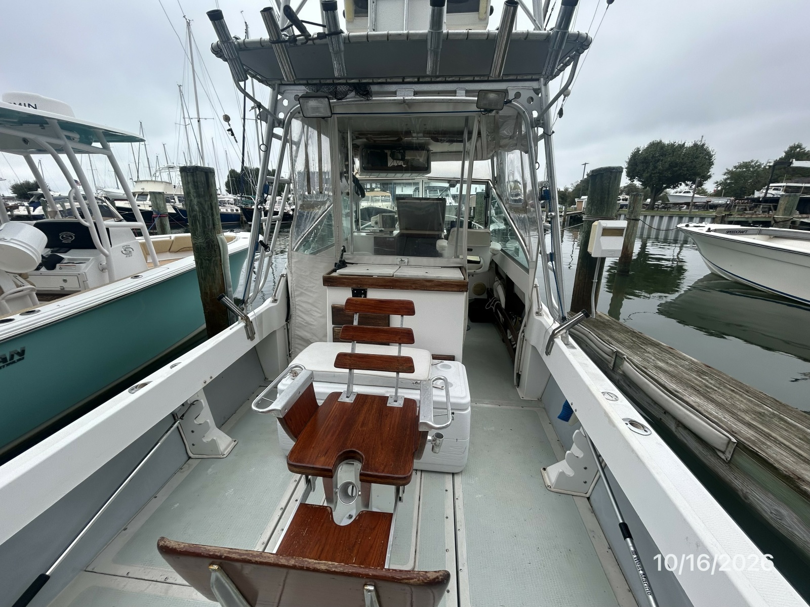 26' Shamrock cockpit forward