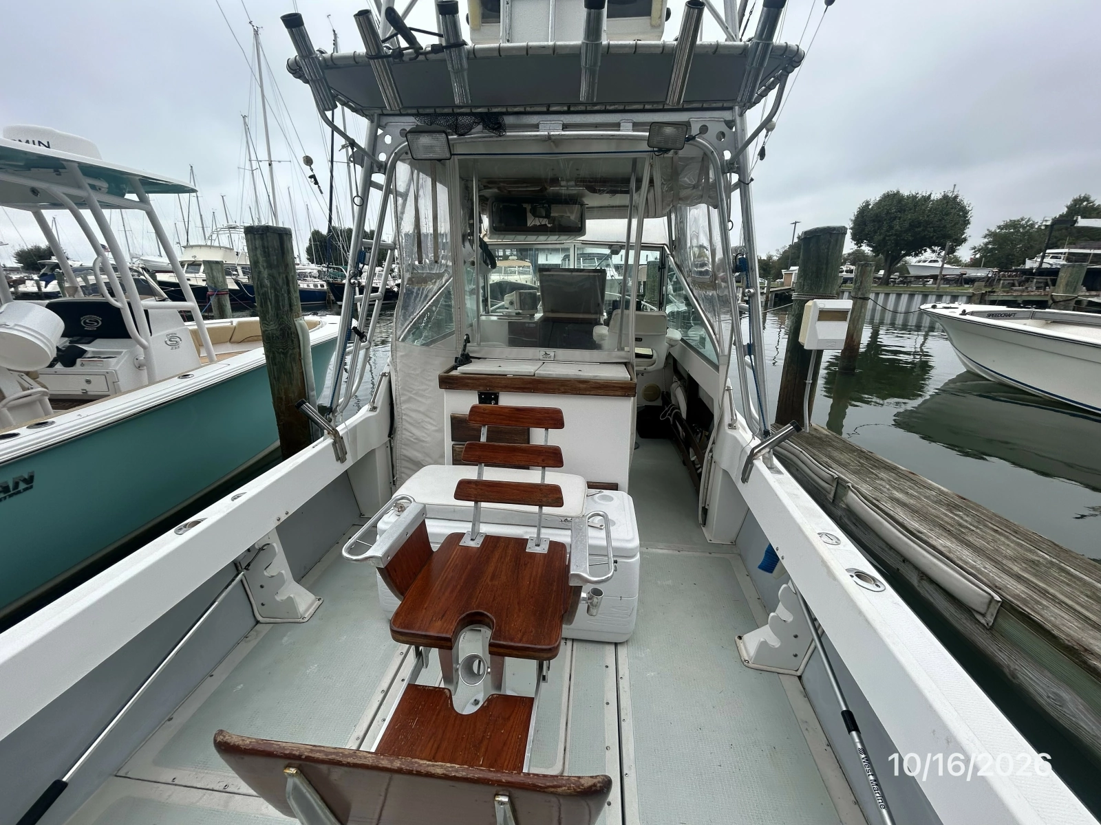 26' Shamrock cockpit forward