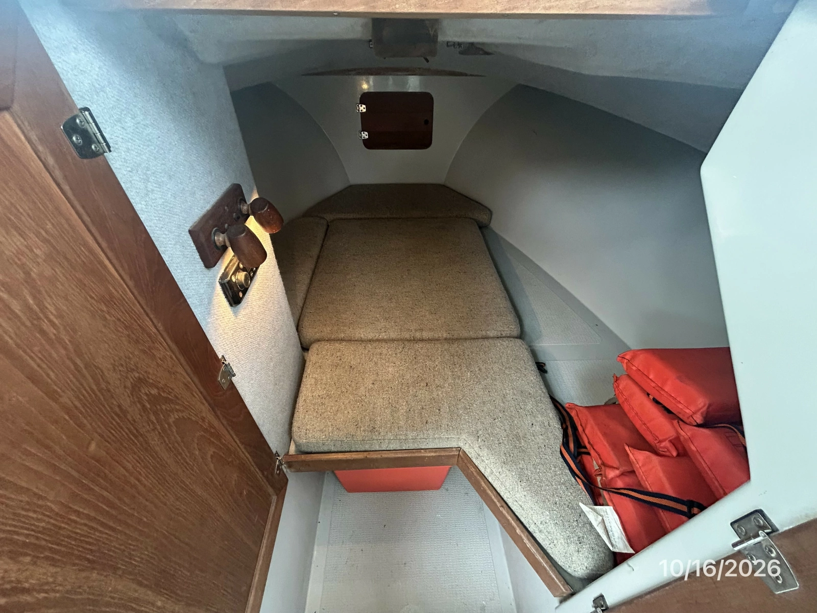 26' Shamrock cabin