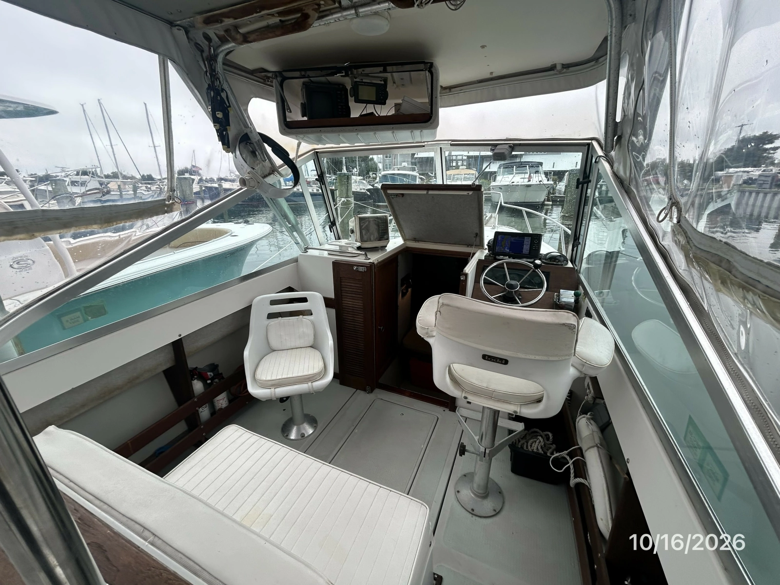 26' Shamrock helm forward