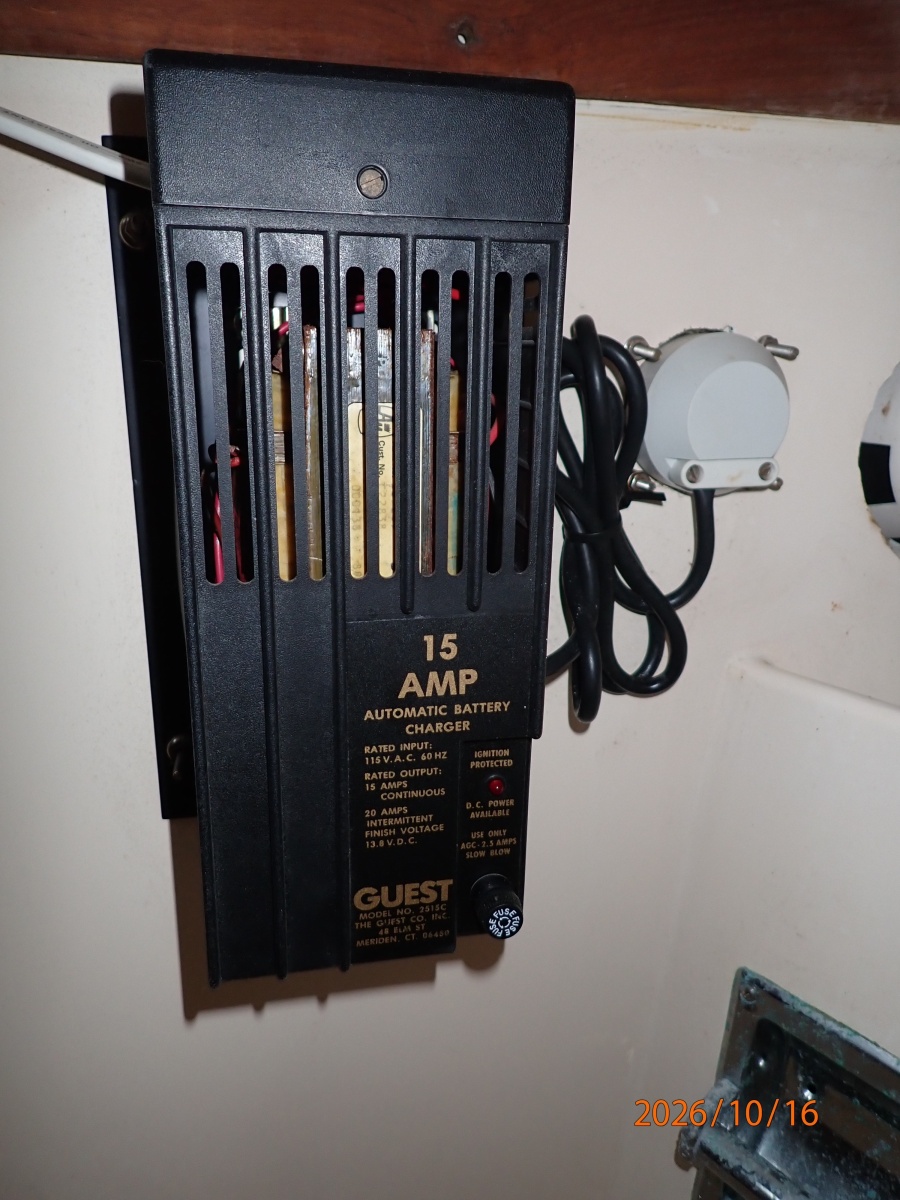 26' Shamrock battery charger