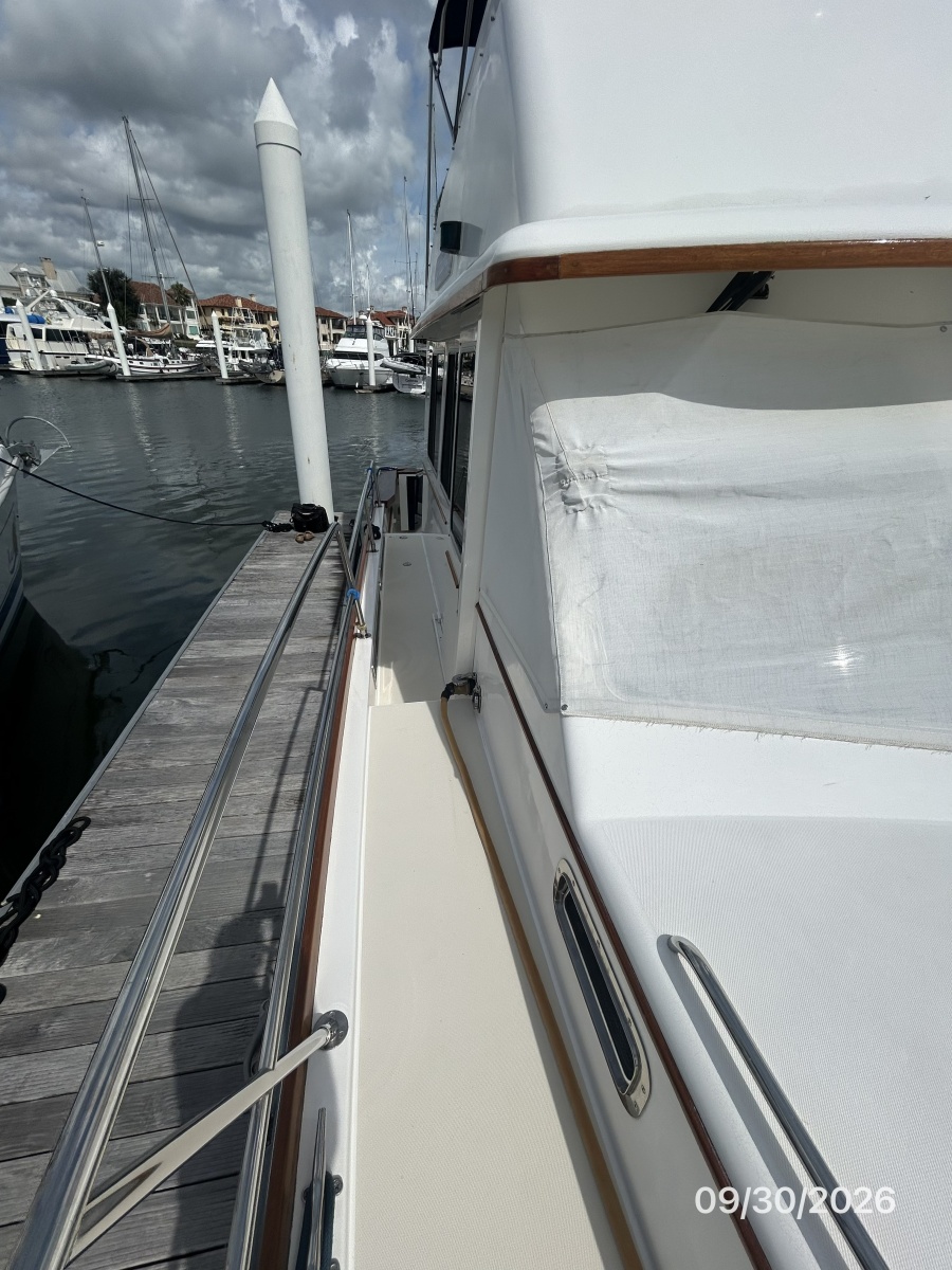 42' Sabre starboard side deck2