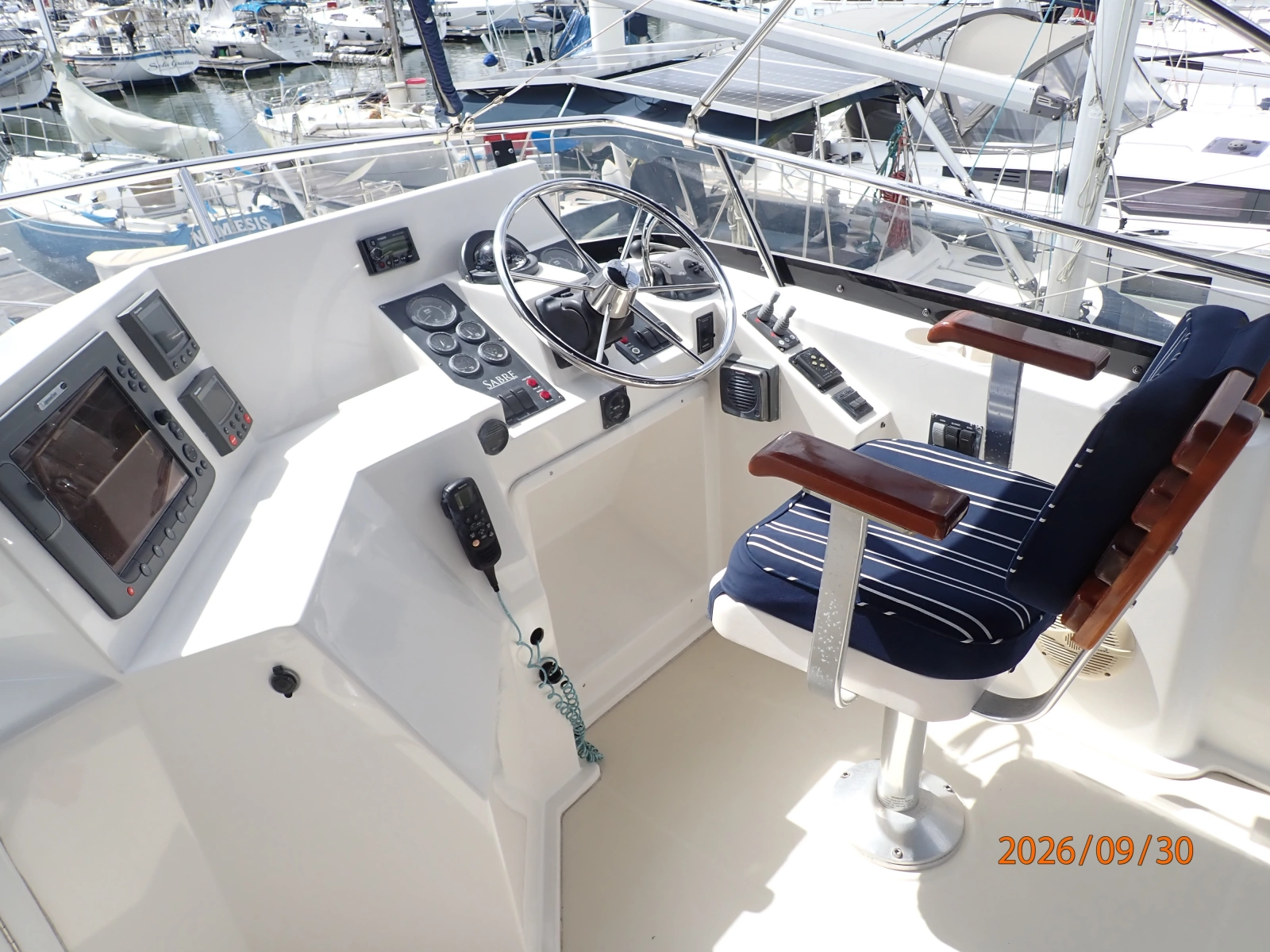 42' Sabre flybridge helm1