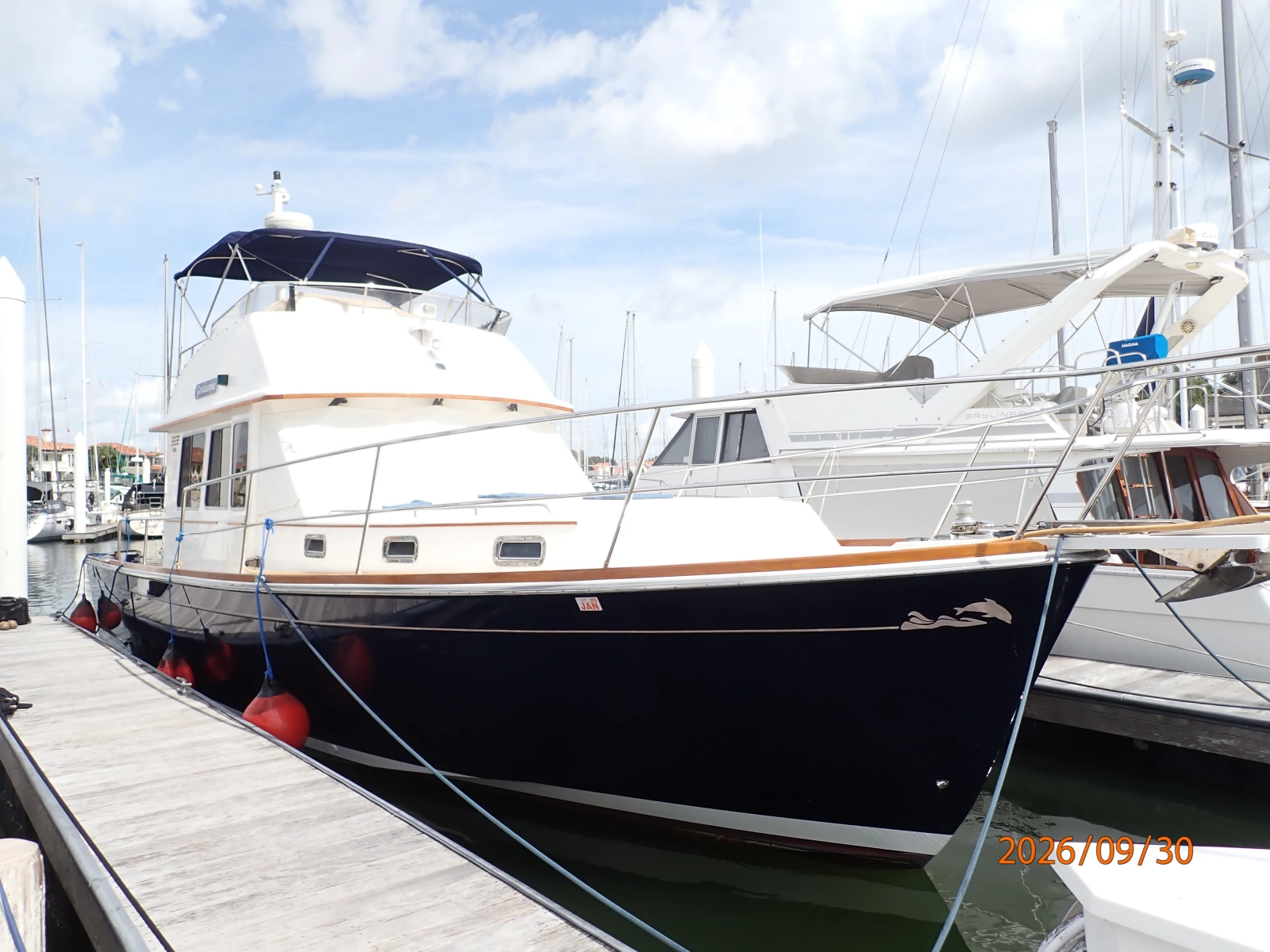 42' Sabre starboard forward profile