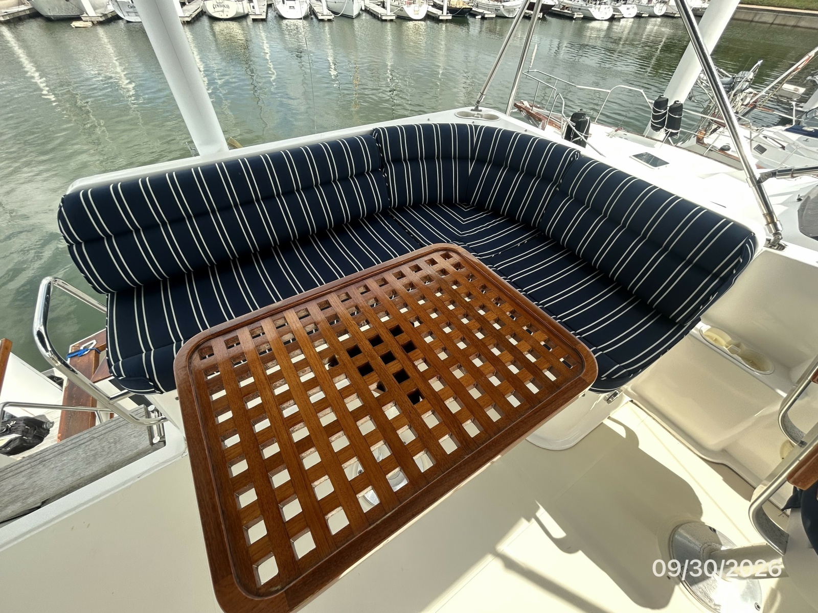 42' Sabre flybridge port aft seating