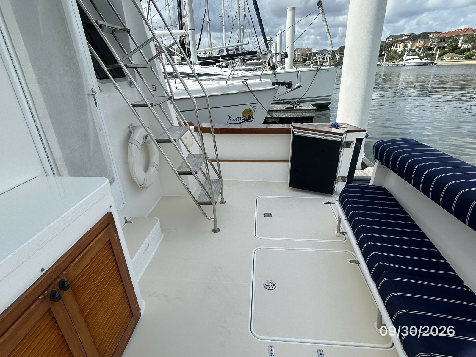 42' Sabre cockpit starboard