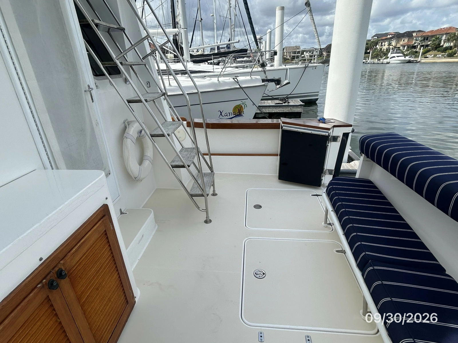 42' Sabre cockpit starboard