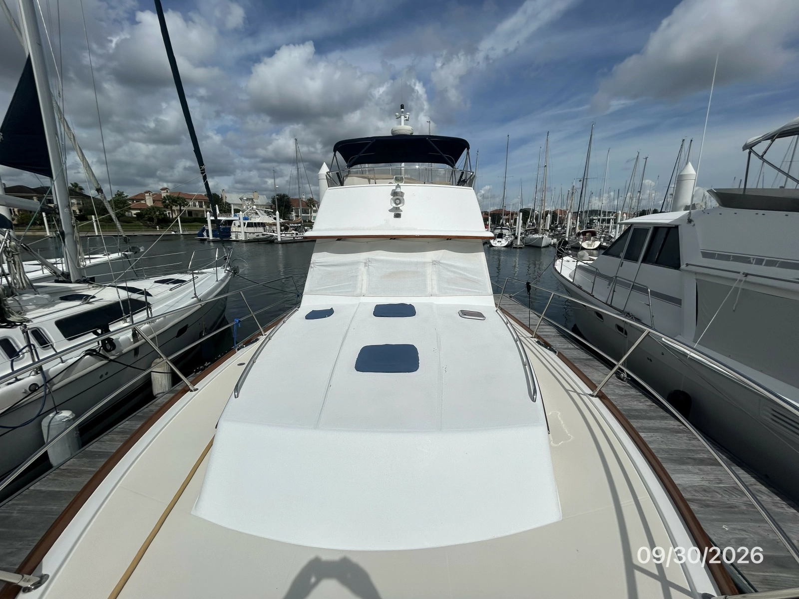 42' Sabre foredeck aft