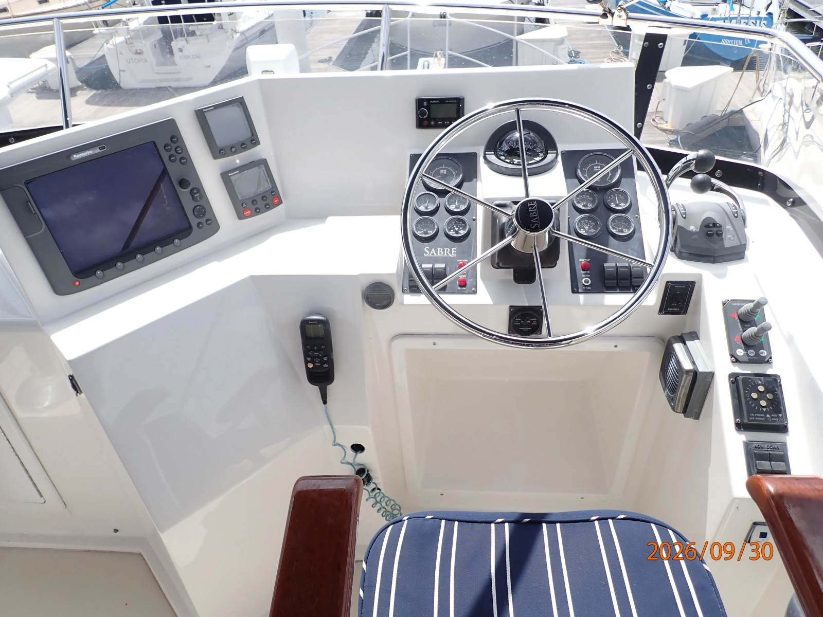42' Sabre flybridge helm2