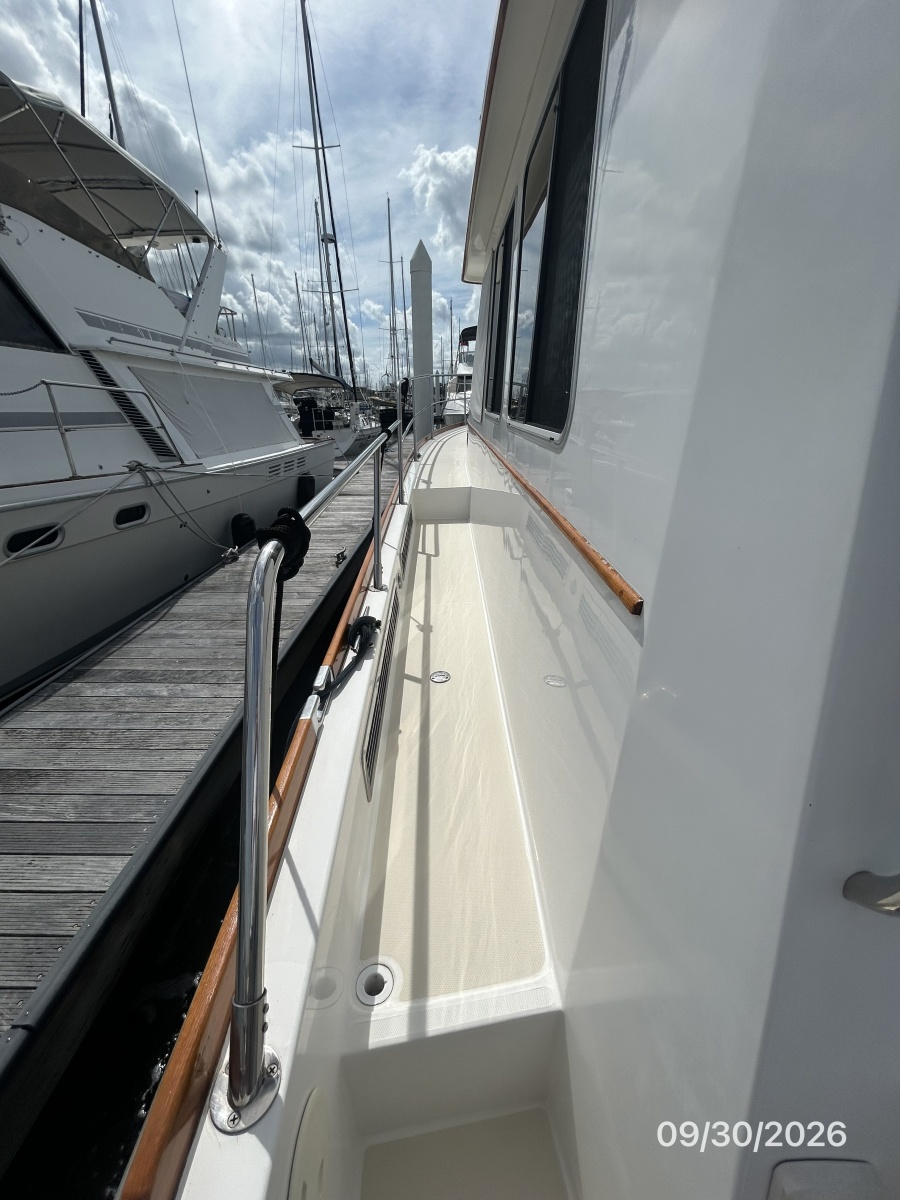 42' Sabre port side deck1
