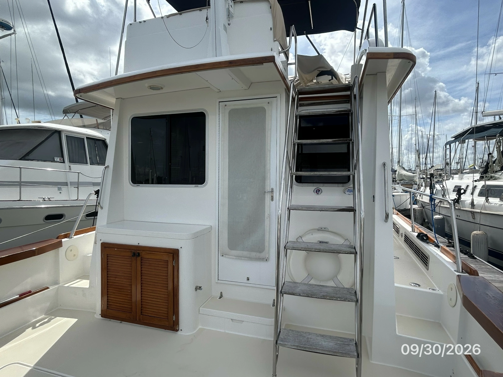 42' Sabre cockpit forward