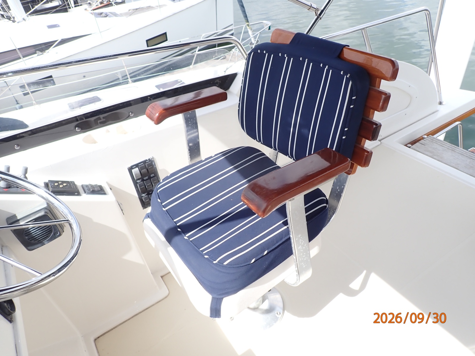 42' Sabre flybridge helm seat