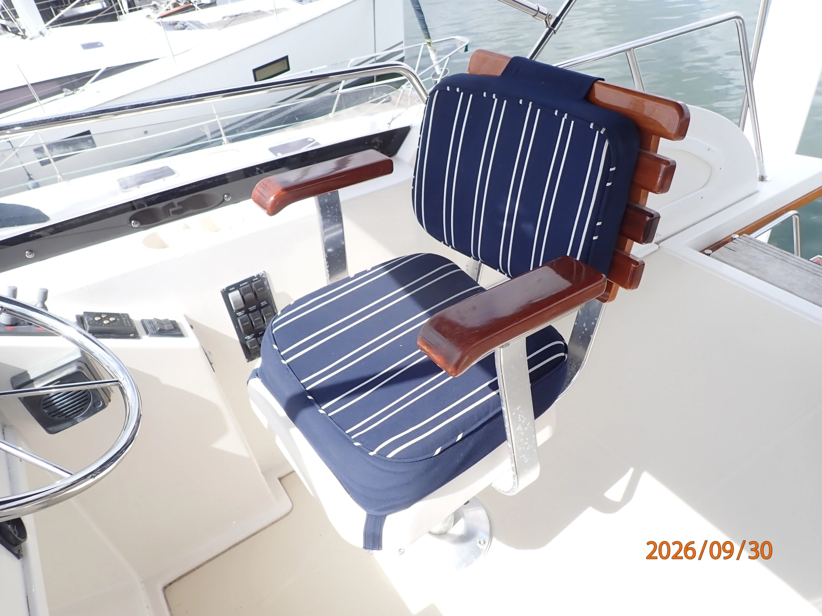42' Sabre flybridge helm seat