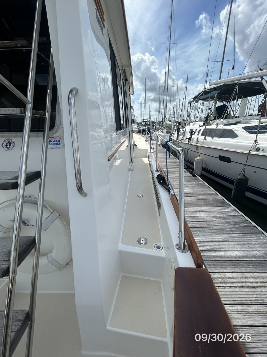 42' Sabre starboard side deck1