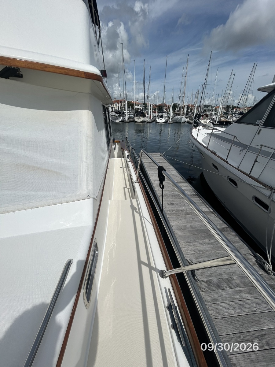 42' Sabre port side deck2