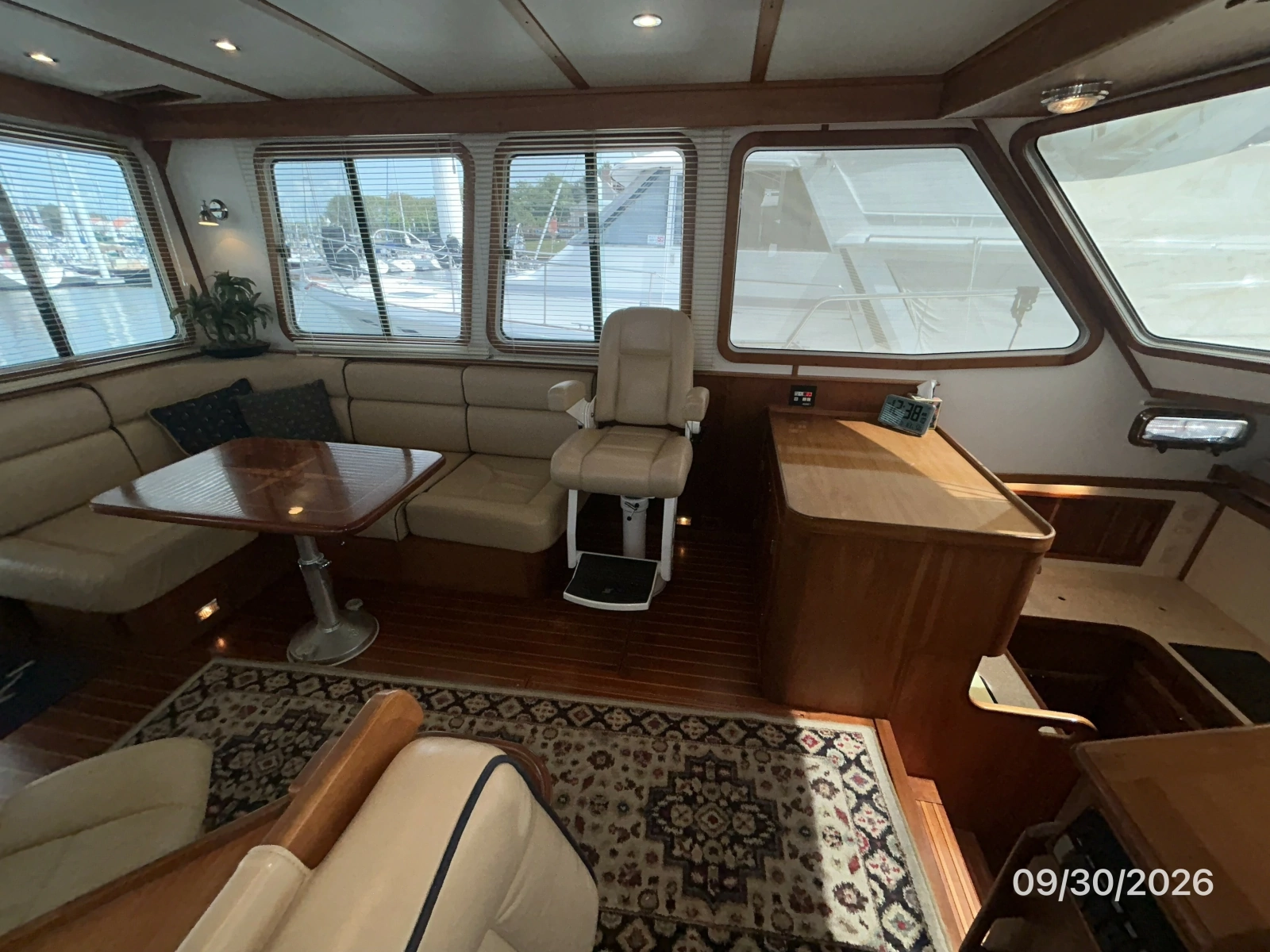 42' Sabre salon port