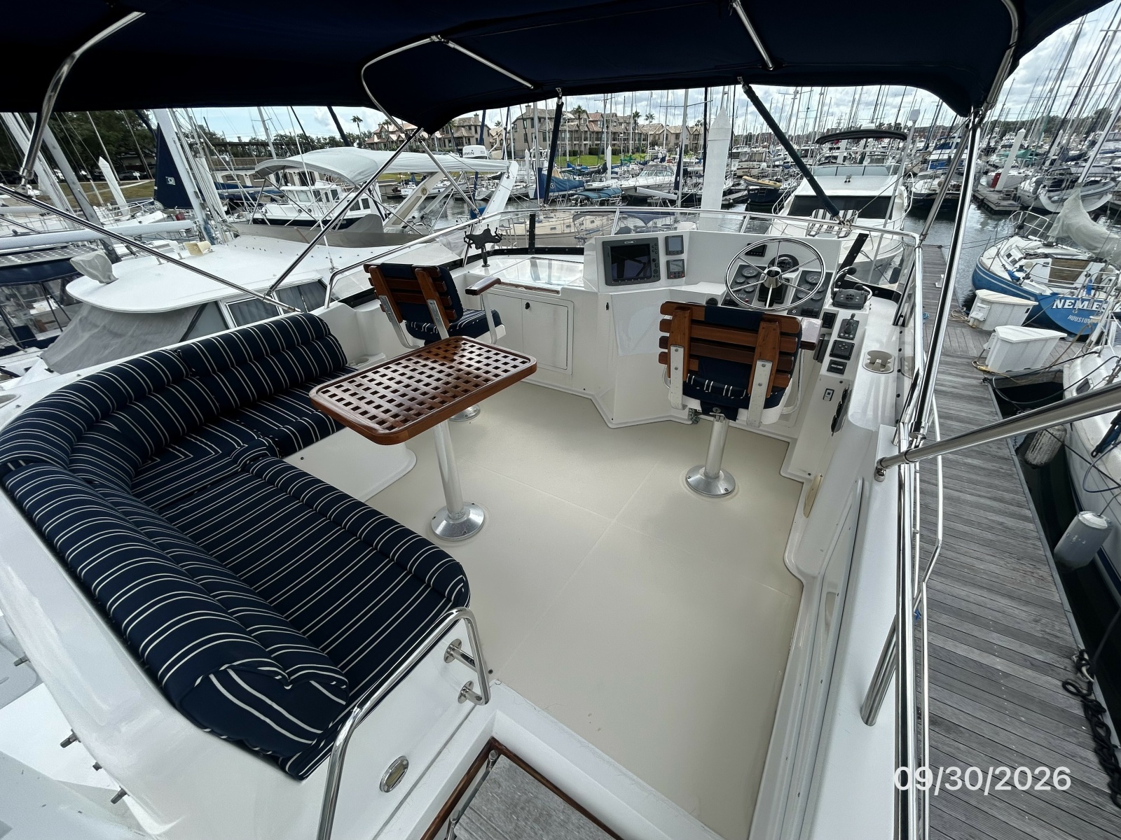 42' Sabre flybridge forward