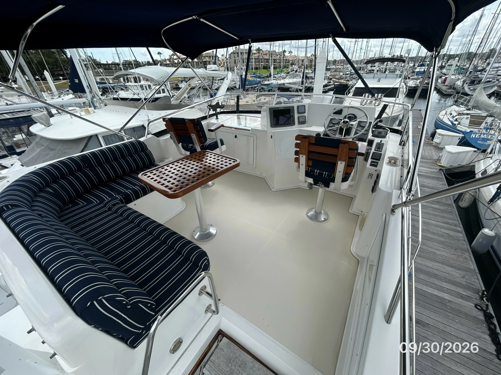 42' Sabre flybridge forward