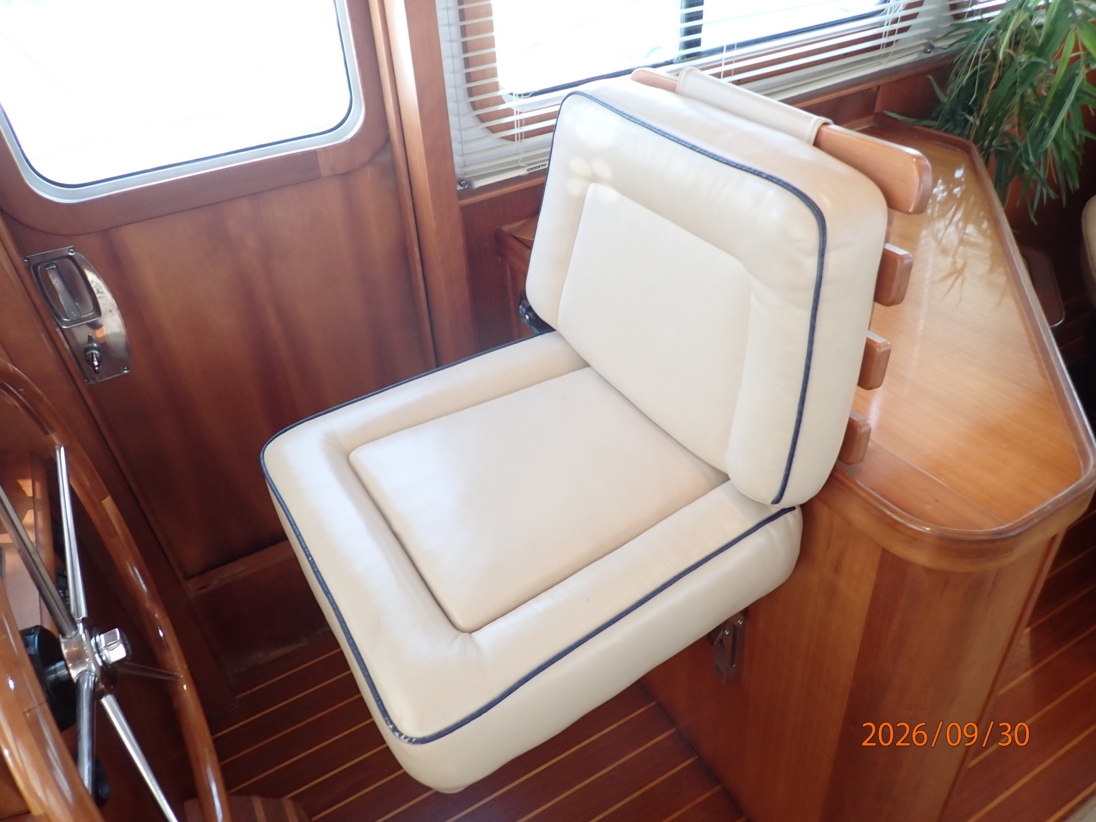 42' Sabre lower helm helmseat